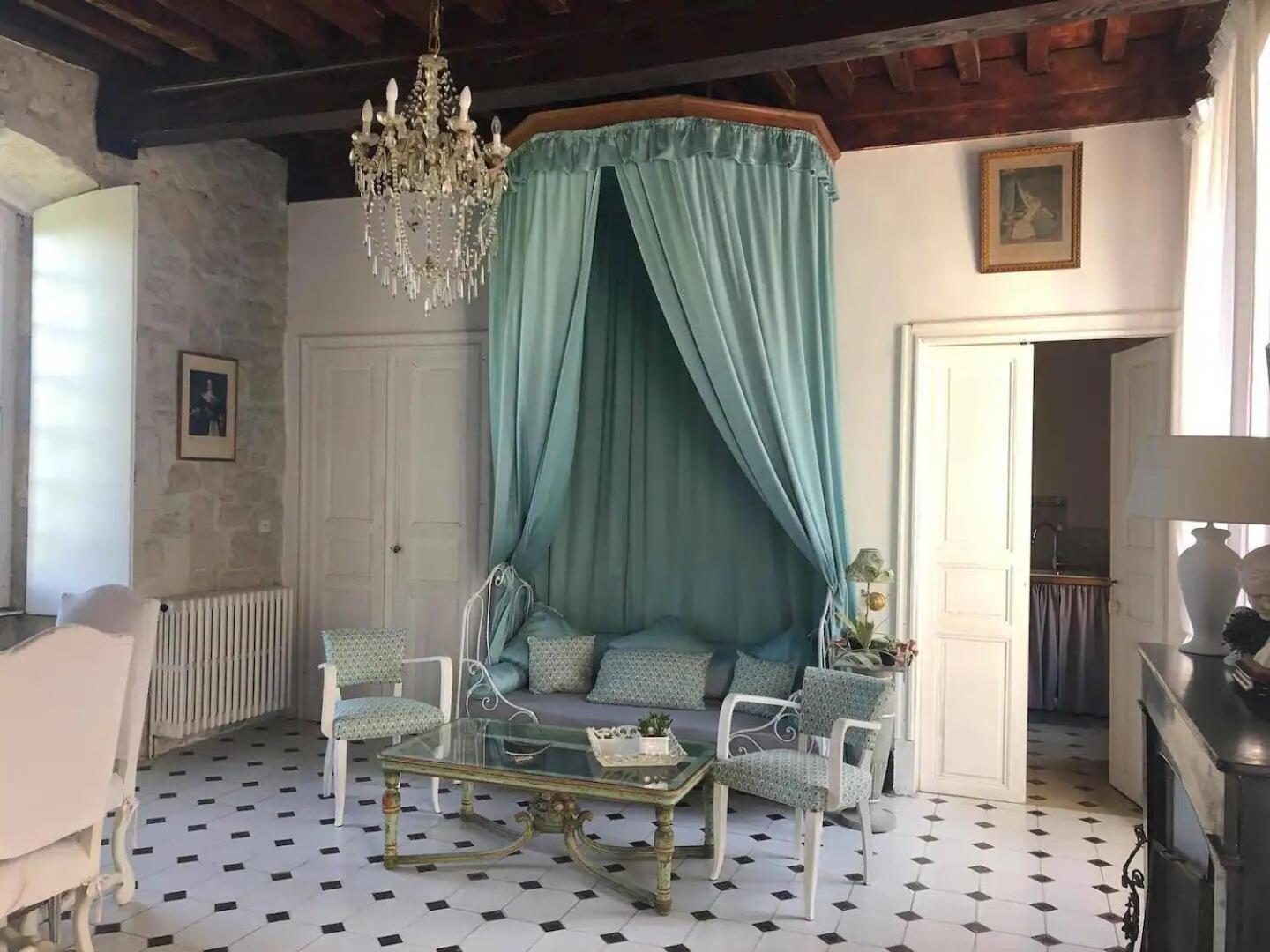 Appartement Spacieux Avec Deux Chambres Au Chateau Валанс Экстерьер фото